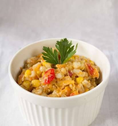 Porridge di orzo perlato con mais