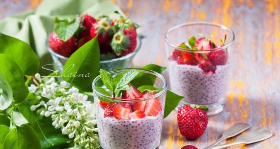 Budino con caprifoglio e fragole