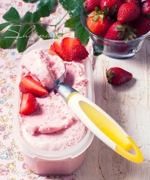 Gelato alla fragola e al latte cotto