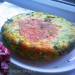 Torta di frittata con uova e cipolle verdi in una pentola a cottura lenta o in forno