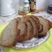 Pane di segale con pane ai semi di lino e sesamo su un impasto