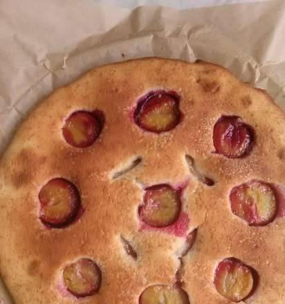 Pastel de frutas con masa de crema agria