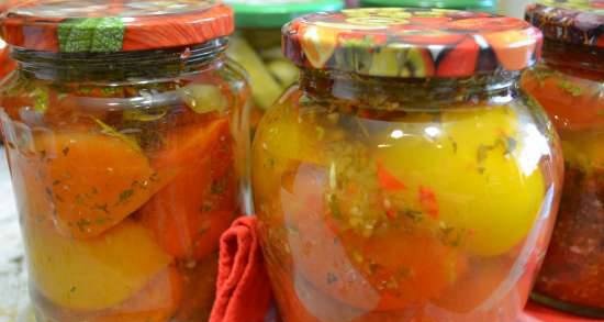 Gajos de tomate, en migas de verduras, enlatados