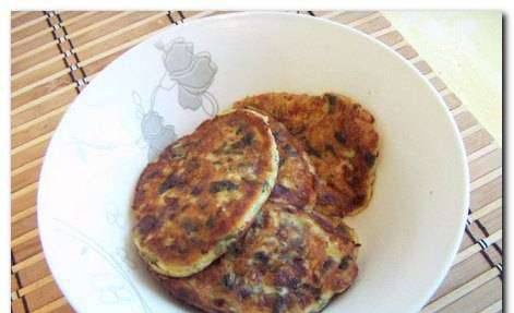 Cottage pancake ng keso, zucchini, spinach