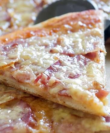 Pizza lievitata sottile su una grande