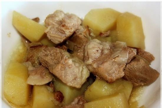 Maiale con patate al forno russo