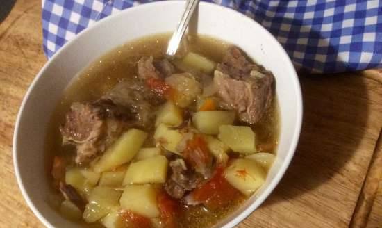 Sopa de repollo con chucrut en olla de cocción lenta