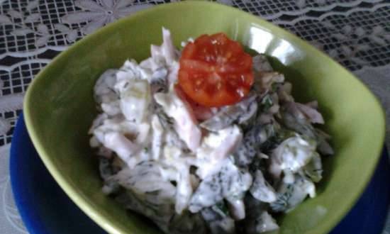 Spicy salad na may Chinese cabbage, keso at ubas.