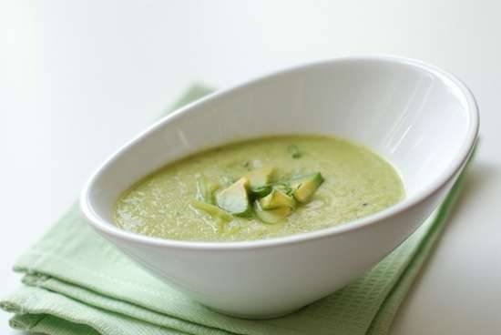 Zuppa calda di crema di cetrioli e avocado