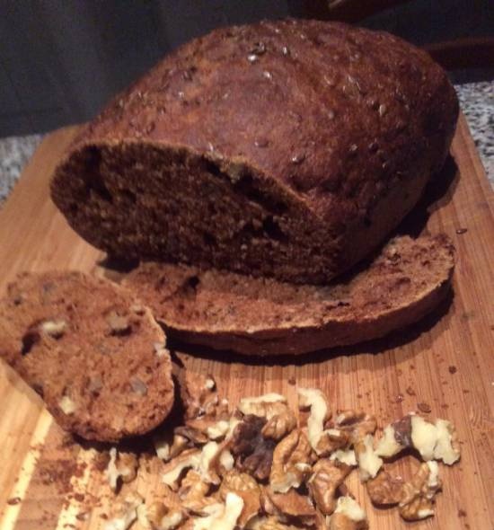 Mini cupcake di grano intero sano nella macchina per il pane