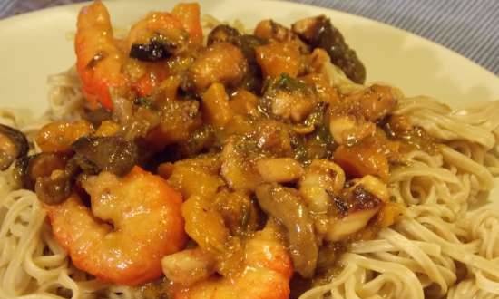 Gamberetti e polpo con zucca, funghi, cipolle verdi e spaghetti di grano saraceno con salsa Teriyaki