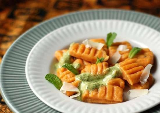 Gresskar gnocchi med mynte oransje pesto