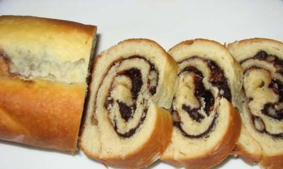 Rollo de masa de levadura con nueces y cacao