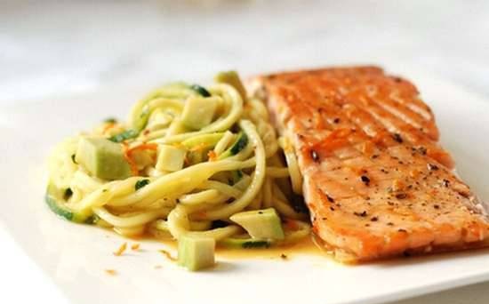 Salmone con salsa all'arancia, spaghetti alle zucchine e avocado