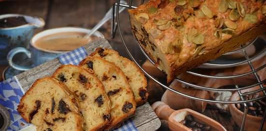 Snack muffin na may pinatuyong mga kamatis at keso