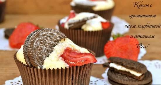 Mga cupcake na may mabangong tsaa, strawberry at Oreo cookies