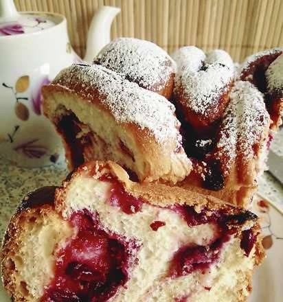 Yeast wreath with cherry filling