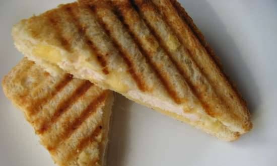 Hot sandwiches a la panini for breakfast in 5 minutes