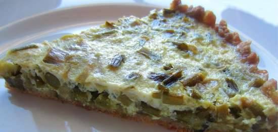 Pastel de cebolla con relleno de crema agria sobre masa de trigo y centeno