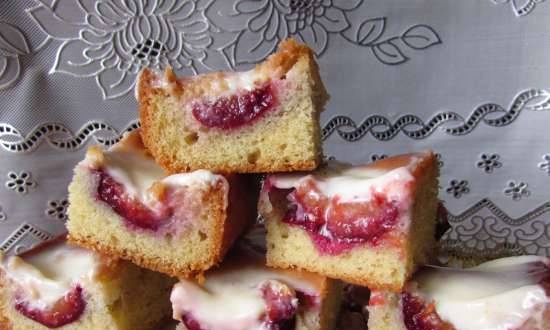 Torta di prugne con ripieno di panna acida