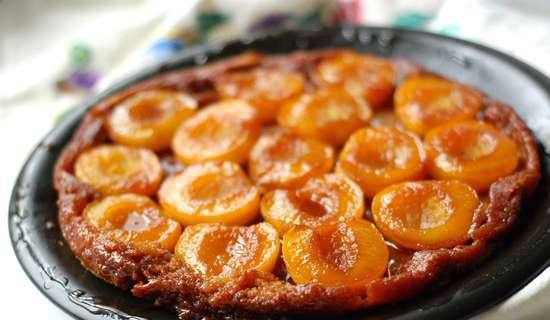 Fruit pie with rye dough