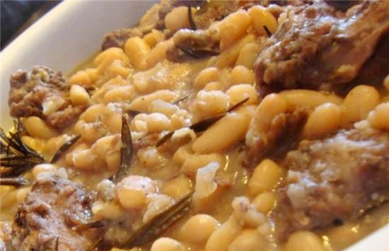 Coniglio con fagioli bianchi e rosmarino