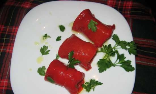 Ang inihurnong bell pepper roll ay may curd cheese