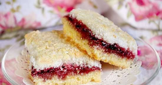 Pastel de coco con mermelada y merengue