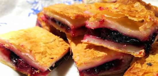 Puff pastry pie with heavenly apples and wild berries