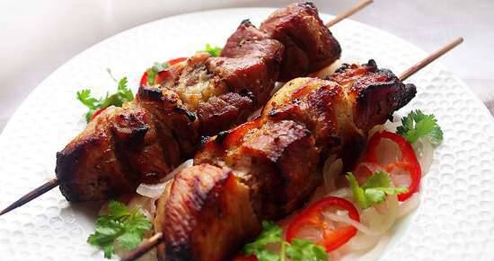 Kebabs en adob de kefir amb ceba