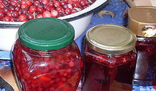 Lingonberry jam with apples