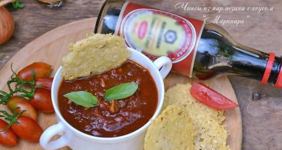 Chips di parmigiano con salsa marinara