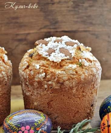 Kulich cake op basis van Italiaanse colomba (zonder gist)