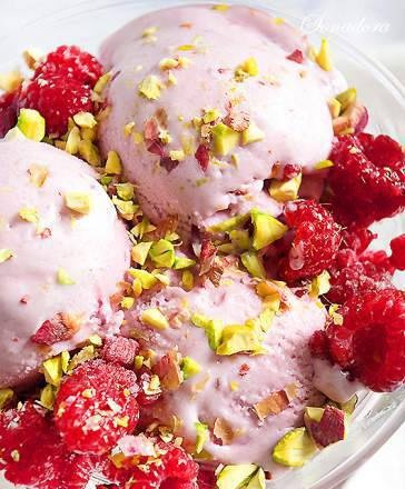 Ice cream with goat cheese and raspberries