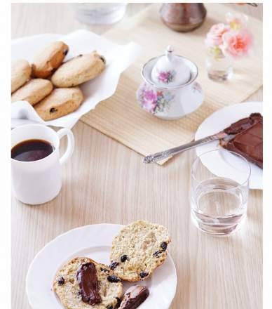 Scones with rye flour, raisins and ginger