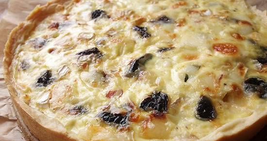 Quiche amb prunes prunes, cansalada i camembert