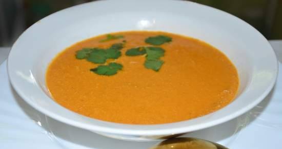 Zuppa cremosa di pomodoro e zucca nel frullatore per zuppe Endever SkyLine BS-90