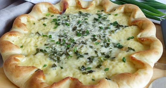 Pan de pizza con queso y cebollas verdes