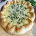 Pan de pizza con queso y cebollas verdes