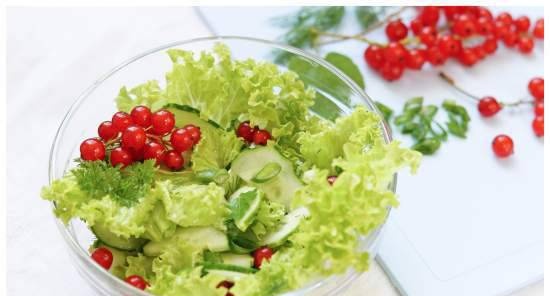 Ensalada de verduras con grosellas rojas