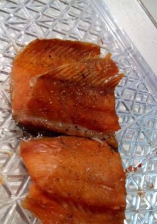 Salmón rosado jugoso, como ahumado en caliente