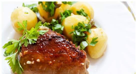 Kalkoenfilet gebakken met aardappelen en aspergebonen