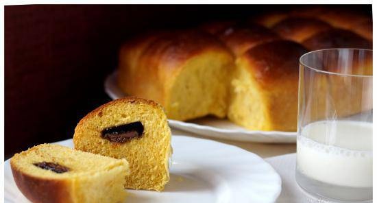 Pumpkin buns with chocolate and cinnamon