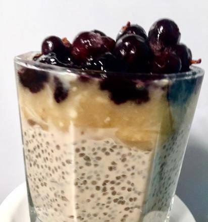 Chia pudding met gefermenteerde gebakken melk en fruit