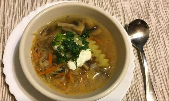 Lett kålsuppe fra surkål og champignons