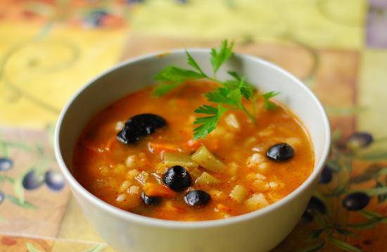 Pepinillo magro con ciruelas y aceitunas