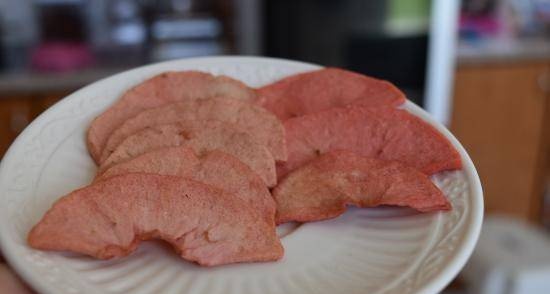 Dried apples in strawberry syrup