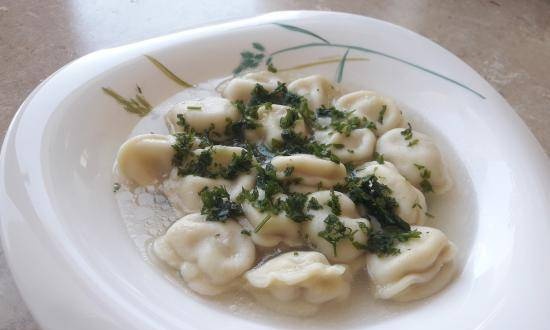 Bolas de masa hervida con caldo en un cuco multicocina 1004f