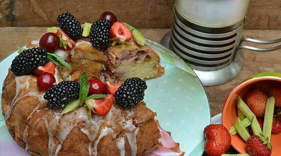 Pastel de crema agria con fresas y ruibarbo