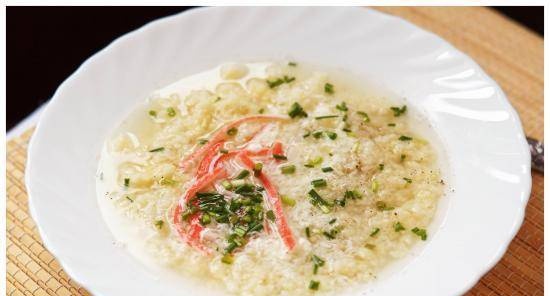 Sopa con cuscús y palitos de cangrejo